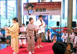 ホワイエで開かれた前夜祭で、盆踊りを踊る芸術監督の佐渡裕（中央）＝兵庫県立芸術文化センター