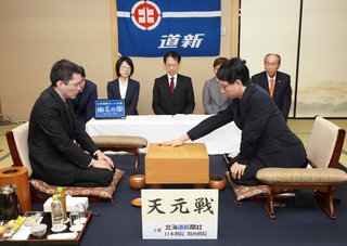 第２局で第一着を打つ一力遼天元（右）と志田達哉八段＝２１日午前、札幌市厚別区、ホテルエミシア札幌