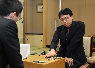 第２局で志田達哉八段に勝ち、対局を振り返る一力遼天元（右）＝21日午後、札幌市厚別区、ホテルエミシア札幌