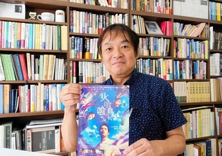 最新作のチラシを手にする日本映画監督協会理事長の本木克英監督＝東京都内