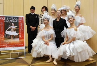 くるみ割り人形を上演する松山バレエ団の森下洋子（前列右から２人目）と清水哲太郎（後列左端）＝大阪市内