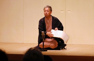 「もとまち寄席恋雅亭」のネタ帳を見せる桂春蝶。桂米朝ら上方落語の四天王直筆の演目も見える＝神戸市兵庫区新開地２、神戸新開地・喜楽館