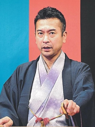 １１月に神戸で「鈴木商店百折不撓（ひゃくせつふとう）」を上演する講談師の旭堂南龍さん＝大阪市此花区、此花千鳥亭（撮影・斎藤雅志）