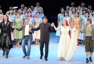 歌劇「さまよえるオランダ人」のカーテンコールで、満面の笑みを見せる芸術監督の佐渡裕（中央）＝７月、兵庫県立芸術文化センター