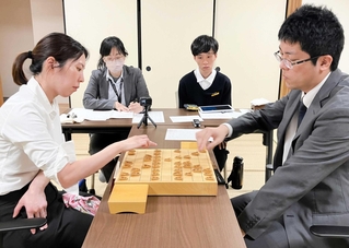 対局後、感想戦に臨んだ大石直嗣七段（右）と福間香奈女流六冠＝関西将棋会館