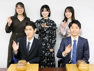 初の指導会に臨んだ「ＩＧＯＩＮＦＩＮＩＴＹ∞」のメンバー＝梅田囲碁サロン