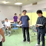 稽古に打ち込む主宰の坂ノ上竜也（右から３人目）ら（劇団提供）