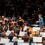 ショスタコービッチの交響曲第９番を指揮するアンヤ・ビールマイヤー＝ドイツ（（ｃ）Ｍａｒｌｅｎｅ　Ｐｆａｕ）