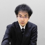 加古川青流戦決勝３番勝負のポスター用写真の撮影に応じた柵木幹太四段＝９月１１日、東京都渋谷区、将棋会館（加古川市ウェルネス協会提供）