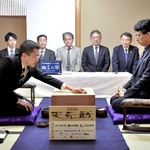 第１局で第一着を打つ志田達哉八段（左）。右は一力遼天元＝４日午前、浜松市、茶室「松韻亭」