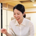 棋士編入試験の受験資格獲得を決め、感想戦に臨む福間香奈女流六冠＝６日夜、関西将棋会館