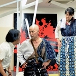 「キュクロプス」の稽古風景。キュクロプスを投影した親方（中央）とその妻（右）ら（清流劇場提供、撮影・古都栄二）