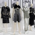 初期の作品には、ビニールやゴムなどが使われている＝神戸ファッション美術館