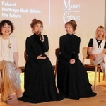 ミュージカル「マリー・キュリー」に出演する昆夏美（中央左）と星風まどか（同右）の会見。演出を手がける鈴木裕美（左端）らが見守った＝大阪・関西万博ポーランド館