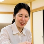 棋士編入試験受験資格の獲得を決めた対局後、感想戦に臨む福間香奈女流六冠＝６日、関西将棋会館