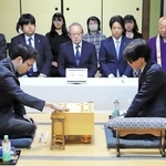 第１局に臨んだ吉池隆真四段（右）と柵木幹太四段＝１２日午後、加古川市加古川町北在家、鶴林寺