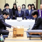 第１局に臨んだ吉池隆真四段（右）と柵木幹太四段＝１２日午後、加古川市加古川町北在家、鶴林寺