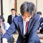 加古川青流戦決勝３番勝負第３局に向け、駒を並べる吉池隆真四段＝１３日午後、加古川市加古川町北在家、鶴林寺