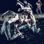 ダンス公演「Ｐｌａｎｅｔ［ｗａｎｄｅｒｅｒ］」の一場面（（ｃ）ＲａｈｉＲｅｚｖａｎｉ）
