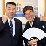 師匠の笑福亭松喬（左）の前名「三喬」を襲名する喬若＝神戸新聞社