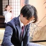 決勝３番勝負第３局の開始前、駒を並べる吉池隆真四段＝１３日、加古川市加古川町北在家、鶴林寺