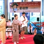 ホワイエで開かれた前夜祭で、盆踊りを踊る芸術監督の佐渡裕（中央）＝兵庫県立芸術文化センター