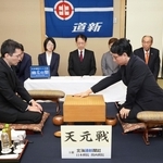 第２局で第一着を打つ一力遼天元（右）と志田達哉八段＝２１日午前、札幌市厚別区、ホテルエミシア札幌