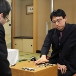 第２局で志田達哉八段に勝ち、対局を振り返る一力遼天元（右）＝21日午後、札幌市厚別区、ホテルエミシア札幌