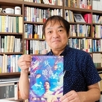 最新作のチラシを手にする日本映画監督協会理事長の本木克英監督＝東京都内