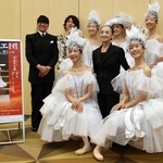 くるみ割り人形を上演する松山バレエ団の森下洋子（前列右から２人目）と清水哲太郎（後列左端）＝大阪市内