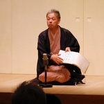 「もとまち寄席恋雅亭」のネタ帳を見せる桂春蝶。桂米朝ら上方落語の四天王直筆の演目も見える＝神戸市兵庫区新開地２、神戸新開地・喜楽館