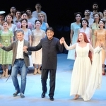 歌劇「さまよえるオランダ人」のカーテンコールで、満面の笑みを見せる芸術監督の佐渡裕（中央）＝７月、兵庫県立芸術文化センター