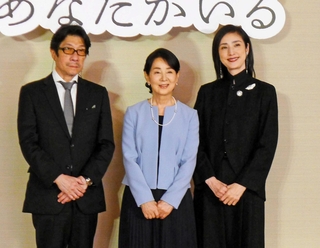 映画「てっぺんの向こうにあなたがいる」主演の吉永小百合（中央）、天海祐希（右）、監督の阪本順治＝大阪市内