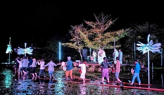 野外舞台「大姥百合」の一場面（（Ｃ）ｂｏｚｚｏ）