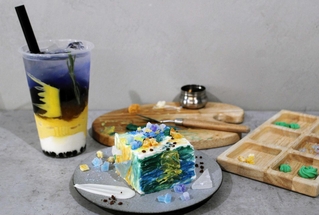 「夜のカフェテラス」をモチーフにしたドリンクと模写を体験できる「キャンバス・ケーキ」＝大阪市中央区谷町６