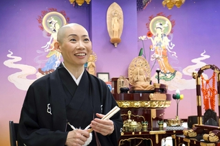 僧侶と落語家の顔を持つ露の団姫＝尼崎市西長洲町２、道心寺
