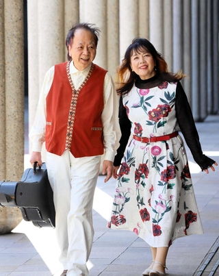 リサイタルで新曲を披露する紙ふうせんの後藤悦治郎（左）と平山泰代