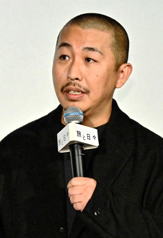 舞台挨拶で「実際の季節を楽しむように映画を楽しんでほしい」と話す三宅唱監督（（Ｃ）２０２５「旅と日々」製作委員会）