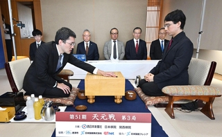 第３局で第一着を打つ志田達哉八段（左）。右は一力遼天元＝９日午前、佐賀県唐津市、おんくり唐津