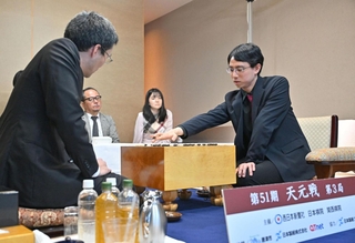 天元戦第３局を制し、感想戦で対局を振り返る一力遼天元（右）。左は志田達哉八段＝９日午後、佐賀県唐津市、おんくり唐津