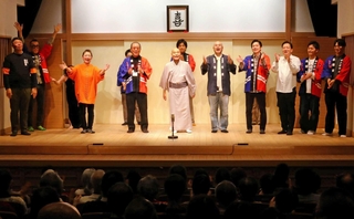 実行委員を務めた桂雀三郎（手前中央）の大阪締めでグランドフィナーレを迎えた＝神戸市兵庫区新開地２、神戸新開地・喜楽館