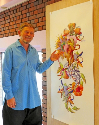 神戸で彩色した植物画について説明するミロン・シュミュッケルさん＝神戸市中央区山本通２