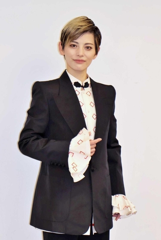 「ブランメルと同じスタイルをした男役が居並ぶ場面の高揚感を味わってもらいたい」と語る朝美絢＝宝塚大劇場