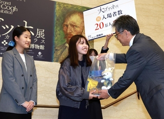 20万人目に選ばれた谷真紗子さん（中央）と、友人の浅沼杏佳さん（左）＝14日午後、神戸市中央区、神戸市立博物館（撮影・丸山桃奈）