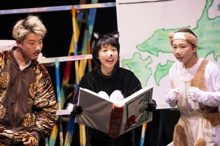 猫にふんした座員が躍動する「ルドルフとイッパイアッテナ」の一場面（こんにゃく座提供）