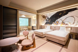 亀の井ホテル有馬、プレミアム和洋室のベッドルーム＝神戸市北区有馬町（アイコニア・ホスピタリティ提供）