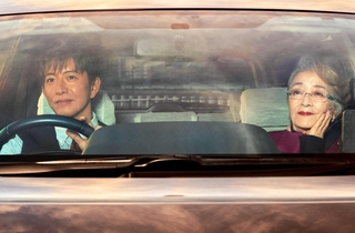 車内での会話を通じて２人の心の距離が縮まっていく（（ｃ）２０２５映画「ＴＯＫＹＯタクシー」製作委員会）