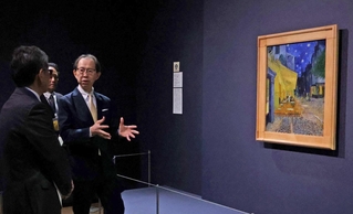 ゴッホの「夜のカフェテラス」を鑑賞し、解説を聞く内堀雅雄福島県知事（右）＝神戸市中央区京町、神戸市立博物館