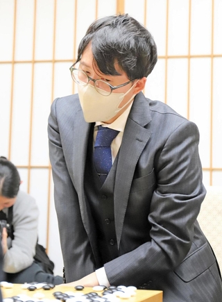 タイトルを奪われた対局後、感想戦に臨んだ井山裕太王座＝２１日午後、神戸市中央区波止場町、ホテルオークラ神戸