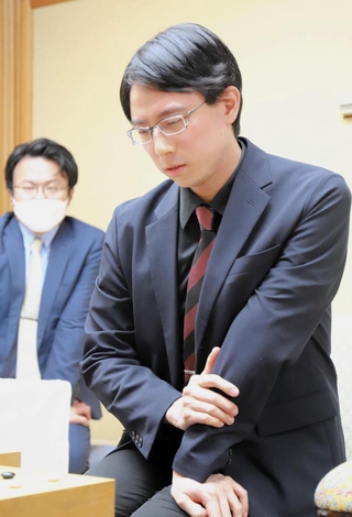 対局後、盤上を見つめる一力遼四冠＝２１日午後、神戸市中央区波止場町、ホテルオークラ神戸